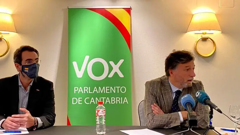Cristóbal Palacio, a la derecha y Armando Blanco, diputados de Vox en Cantabria.
