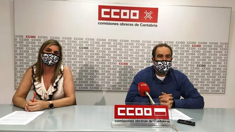 Silvia Solar y Carlos Ateca en la rueda de prensa de CCOO en Santander.