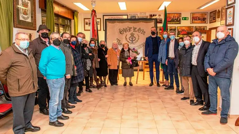 Un momento del acto de entrega de la bandera en Torrelavega.
