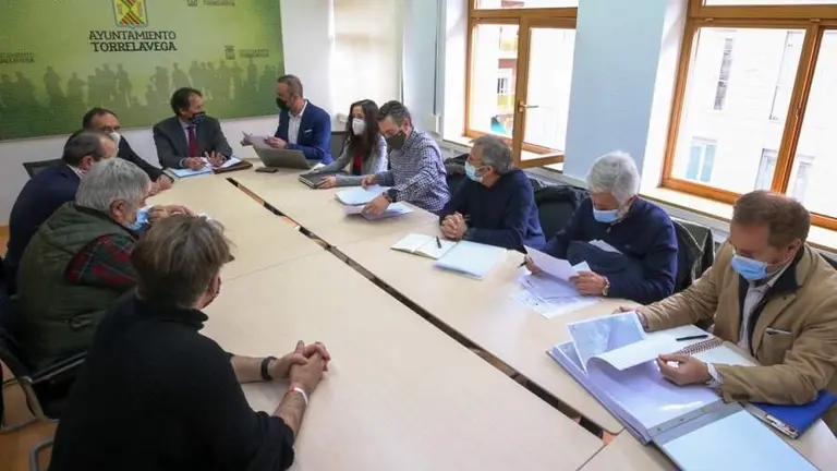 Reunión para informar de las obras previstas en Torrelavega.