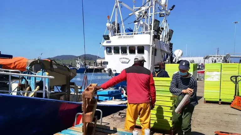 Pescadores en el puerto de Santoña. R.A.