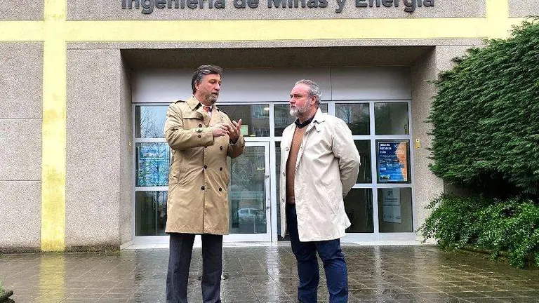El coordinador Roberto García y el diputado regional, Cristóbal palacio, en Torrelavega.