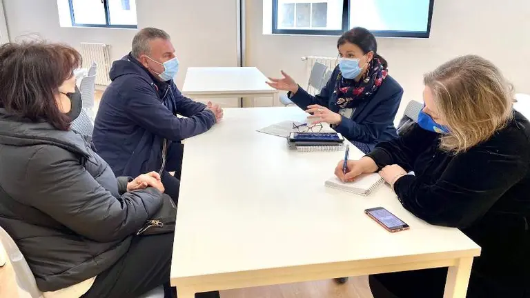 La alcaldesa de reuni&oacute;n con representantes de la Asociaci&oacute;n de Vecinos Los Arenales.