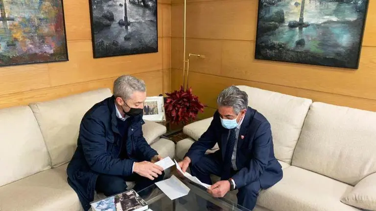 El portavoz del PRc de Guriezo, &Aacute;ngel Llano, se reuni&oacute;n con el presidente regional, Miguel &Aacute;ngel Revilla.