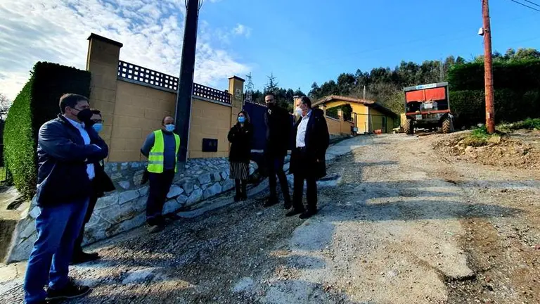 Visita de los políticos a las obras de saneamiento en Torrelavega.