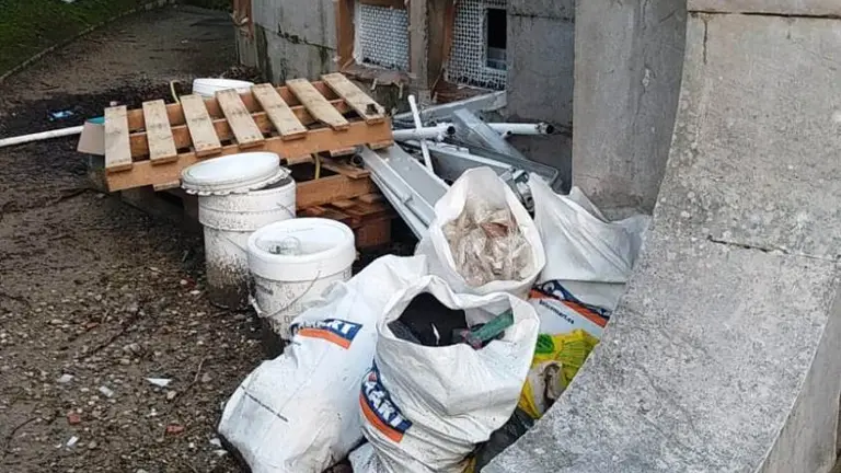 Vertedero de material de obra en los jardines de San Roque, en Santander.