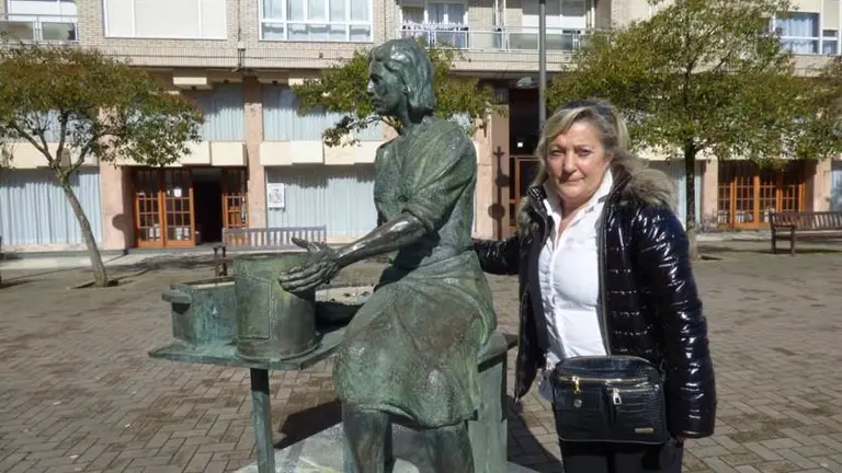 María Teresa Arriola junto a la escultura a la mujer conservera en Santoña. R.A.