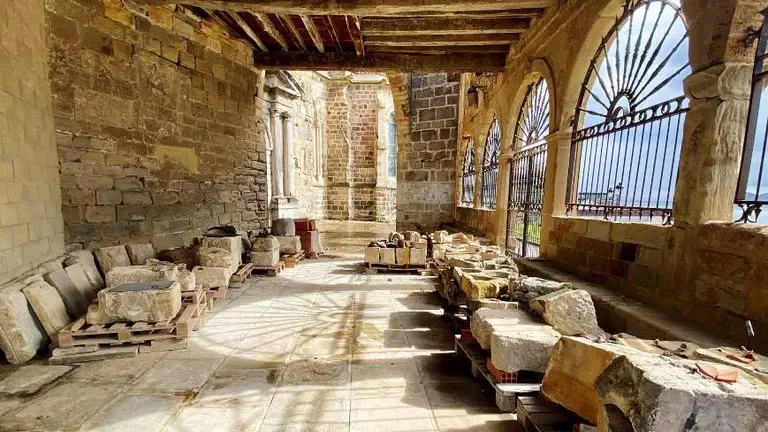 Zona de la iglesia donde se acumula el material de obra en Castro Urdiales.