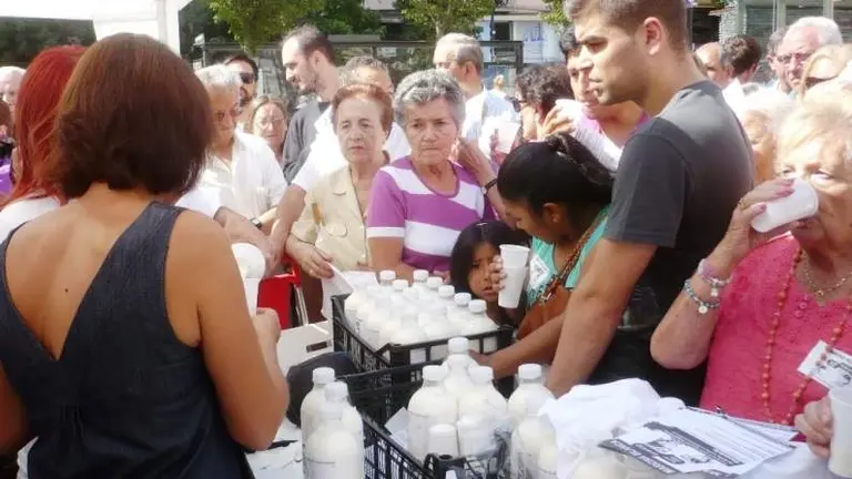 Protesta de los ganaderos en la que regalaron leche en Santander. R.A.