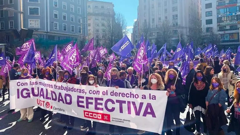 Concentración en la Plaza del Ayuntamiento de Santander por los derechos de las mujeres.