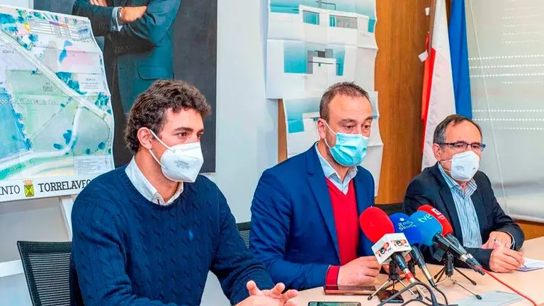 Las autoridades políticas presentan la licitación de las piscinas de verano en Torrelavega.