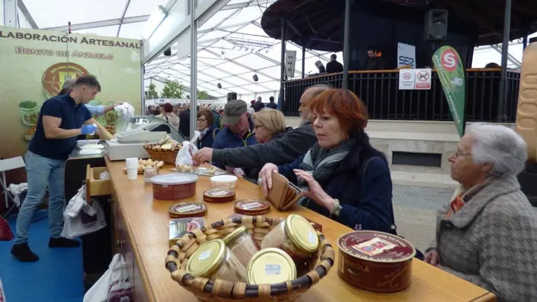Los visitantes degustan y adquieren productos de las conserveras de pescadora en la Feria de Santo&ntilde;a. R.A.