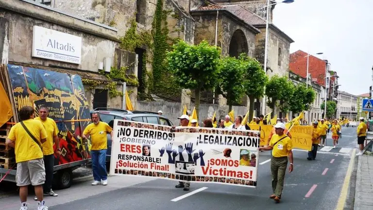 La AMA en una movilización en dirección al Parlamento de Cantabria. R.A.