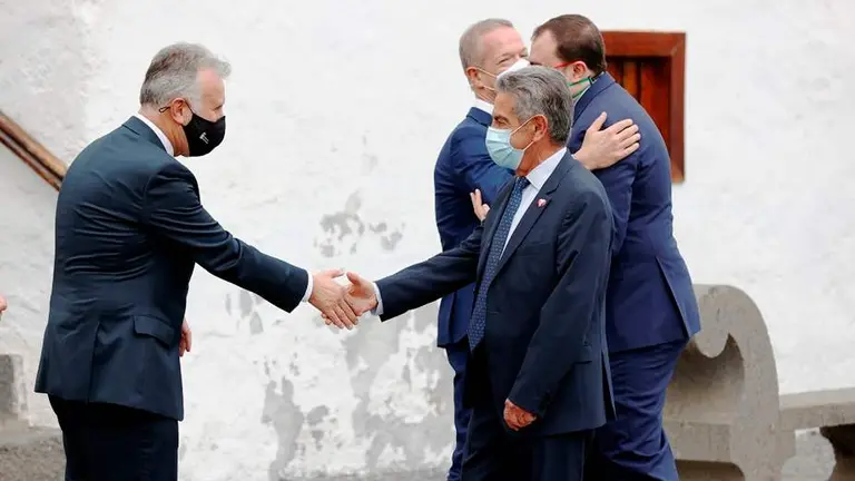 El presidente de Cantabria, Miguel Ángel Revilla, saluda a su homólogo en la Palma, Ángel Víctor Torres. EFE