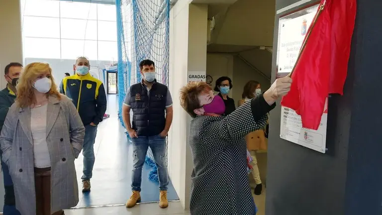 La regidora municipal de Guriezo, mar&iacute;a Rivero, descubri&oacute; la placa del polideportivo. R.A.