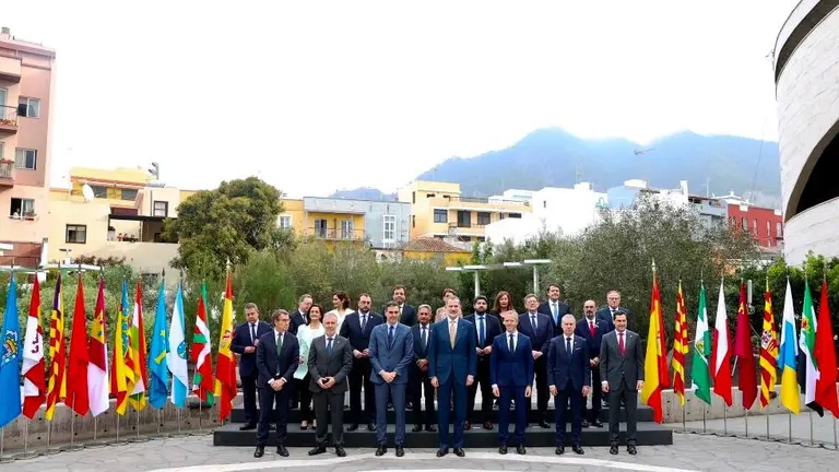 El presidente regional, Miguel Ángel Revilla, junto a sus homólogos en otras Comunidades y el Rey Felipe VI.