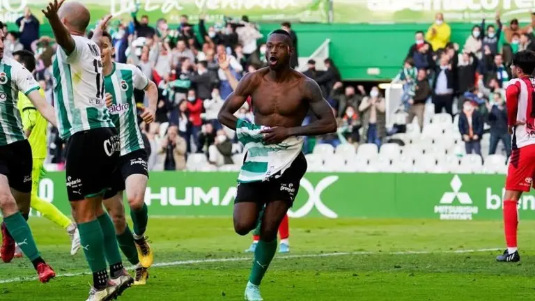La afici&oacute;n celebr&oacute; la victoria del Racing de Santander.