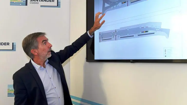 El concejal C&eacute;sar D&iacute;az (Pp), presenta el proyecto de Canalejas, en Santander.