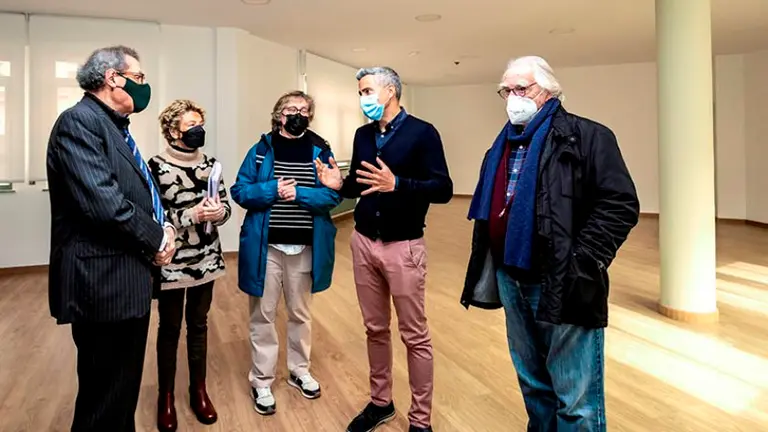 El vicepresidente y consejero de Universidades, Igualdad, Cultura y Deporte, Pablo Zuloaga, visita las obras de rehabilitaci&oacute;n realizadas en este edificio.