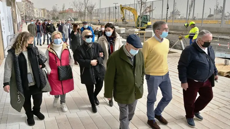 Un instante de la visita de las autoridades pol&iacute;ticas con los vecinos a la calle