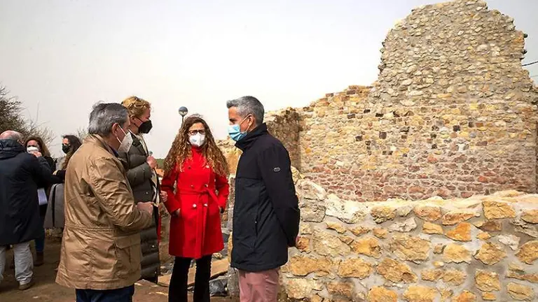 Las autoridades políticas visitan las obras en la torre medieval de Tagle, en Suances.