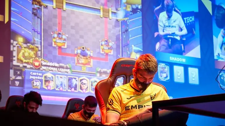 Participantes en la competici&oacute;n de videojuegos en Pi&eacute;lagos.