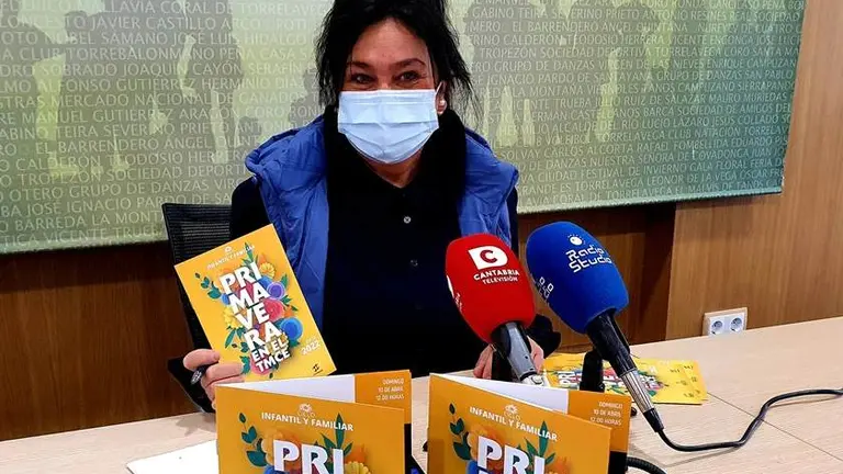 La edil de Cultura de Torrelavega, Esther V&eacute;lez, presenta la programaci&oacute;n.