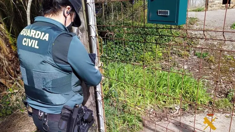 Los agentes en el domicilio robado en Castro Urdiales.