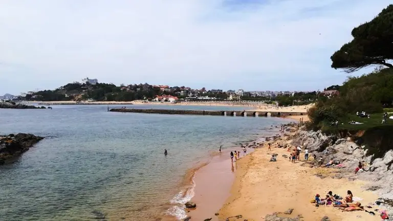 Playa cercana al Palacio de la Magdalena, en Santander.