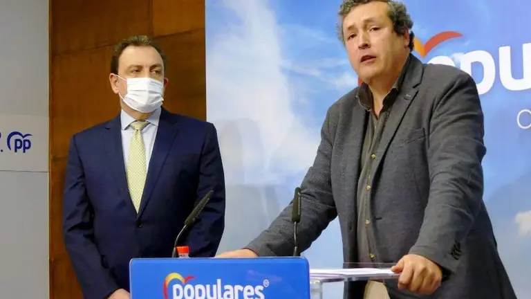El senador, Félix de las Cuevas, a la izquierda, y el diputado regional, Iñigo Fernández.