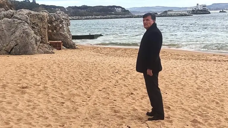 El concejal de Vox, Guillermo P&eacute;rez-Cos&iacute;o, en Los Peligros, en Santander.