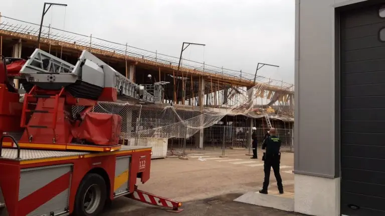 Obras de las nuevas bodegas en el puerto pesquero de Colindres.