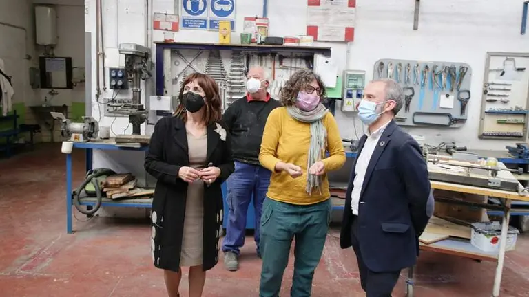 La consejera de Empleo del Gobierno regional, Ana Álvarez, durante la visita a una empresa.