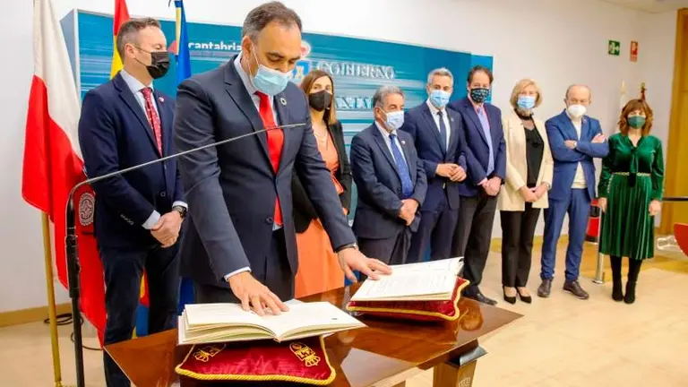 El nuevo consejero de Sanidad, Raúl Pesquera, en el momento de tomar posesión del cargo.