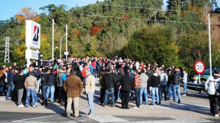 La plantilla de Bridgestone, en Torrelavega, durante las movilizaciones.