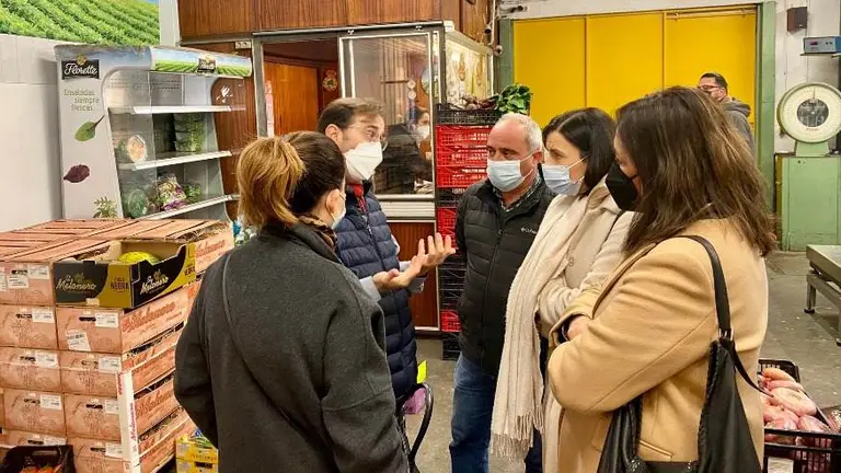 Las autoridades pol&iacute;ticas en la visita a Mercasantander.