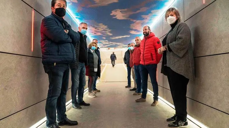 Las autoridades pol&iacute;ticas en el paso subterr&aacute;neo en Camargo.