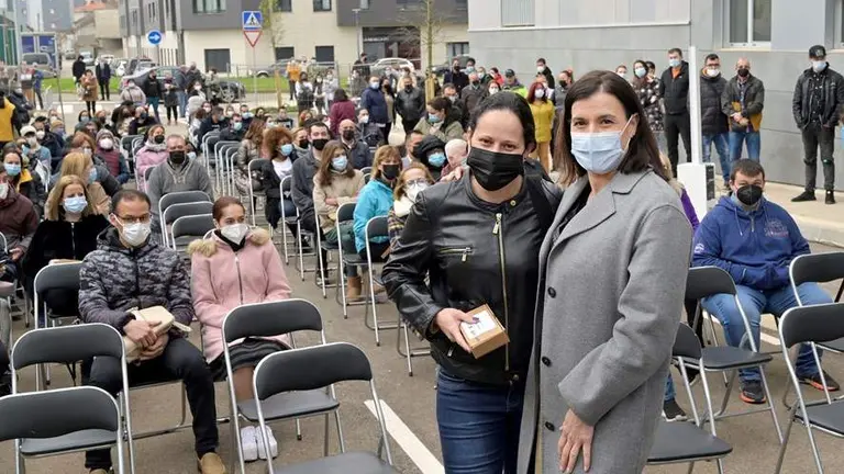 La alcaldesa de Santander, Gema Igual, entrega las llaves de las viviendas en San Rom&aacute;n.
