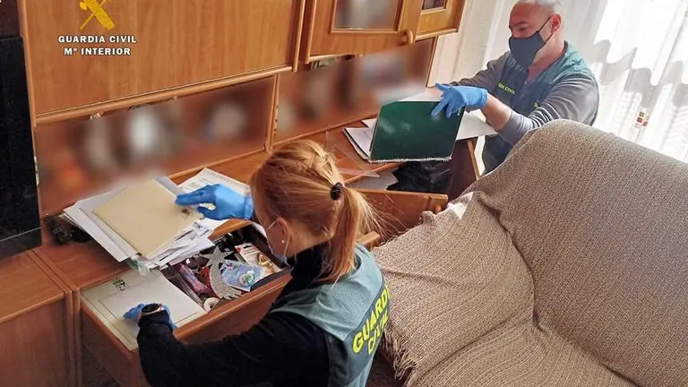 Registro en el domicilio de los detenidos por agentes de la Guardia Civil.