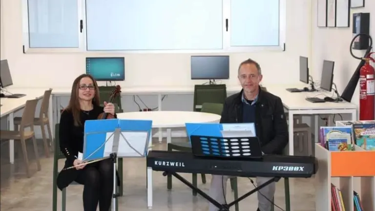 Tom Fern&aacute;ndez, junto a su mujer, en la academia de m&uacute;sica.
