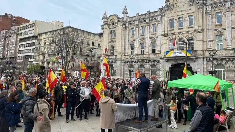 Concentración de Vox y Solidaridad en Santander.