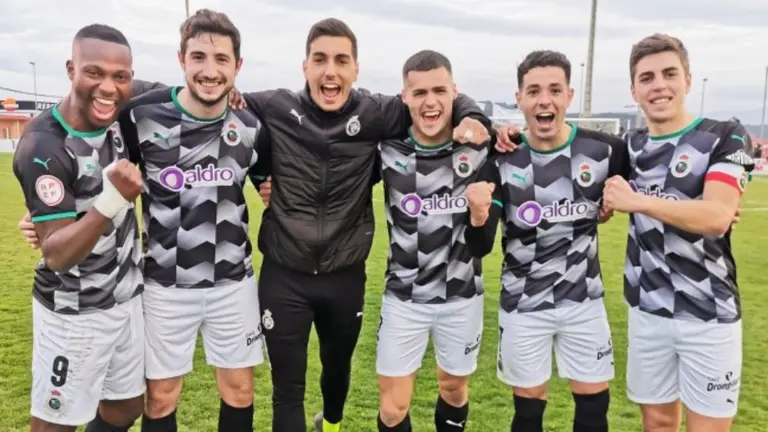 Los jugadores del Racing festejan el triunfo contra el Calahorra.