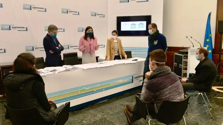 Reuni&oacute;n con los comerciantes de la calle San Francisco, en Santander.