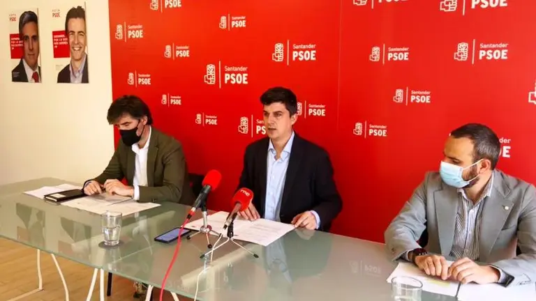 Los concejales del Grupo municipal del PSOE durante la rueda de prensa en Santander.