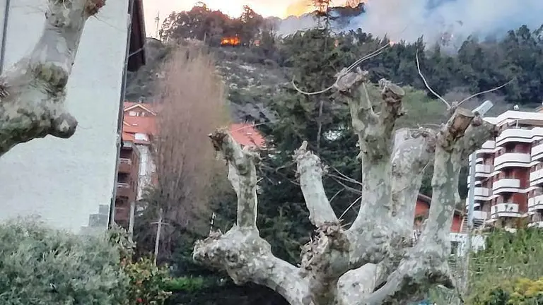 Llamas y humo del incendio en Castro Urdiales.