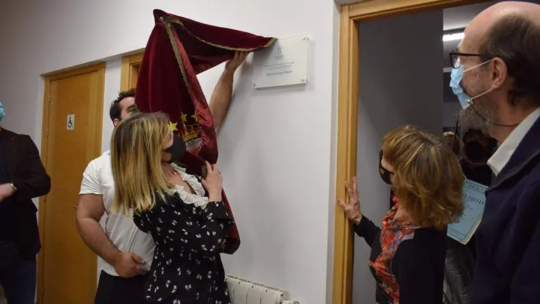 La alcaldesa, Ver&oacute;nica Samperio, descubre la placa conmemorativa.