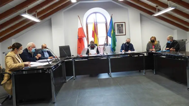 Pleno celebrado en Guriezo para tratar la deuda del agua. R.A.