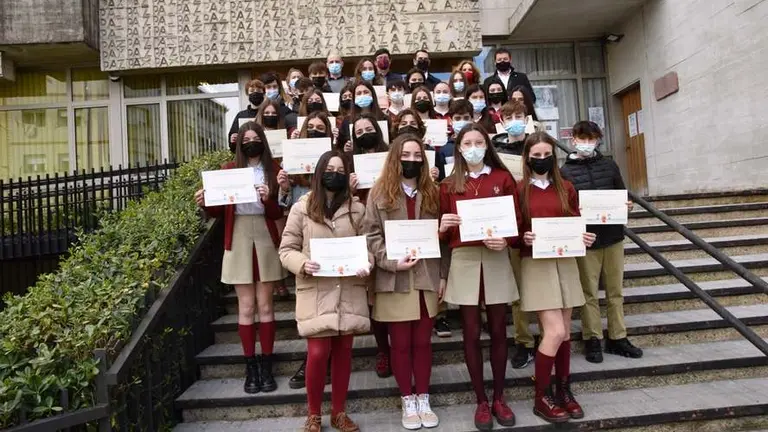 Los alumnos que participaron en el proyecto recibieron un diploma.