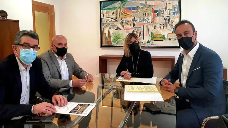 Las autoridades políticas de Torrelavega y Piélagos firman el convenio.