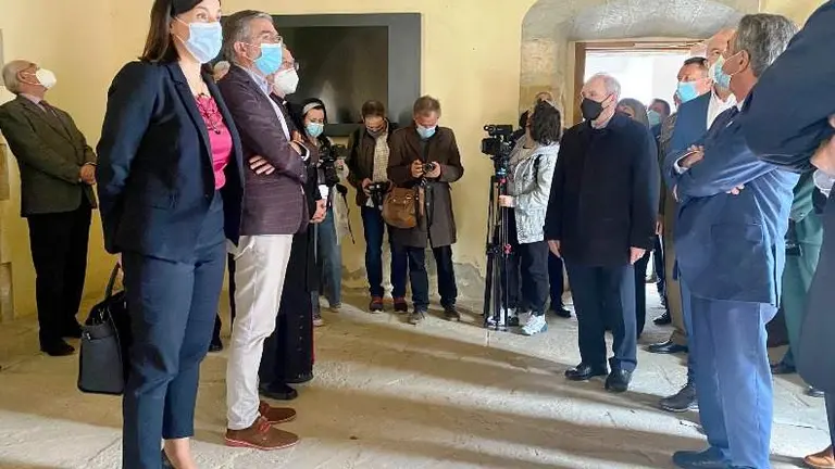 Las autoridades pol&iacute;ticas visitan las dependencias religiosas de la Catedral de Santander.